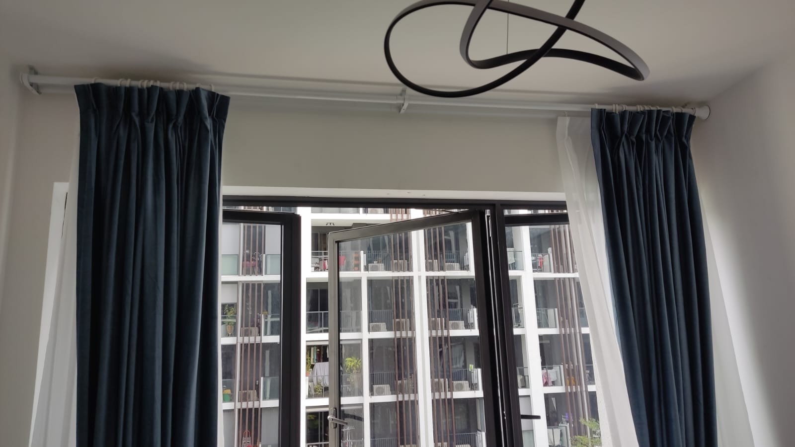 Install Roller Blind 1